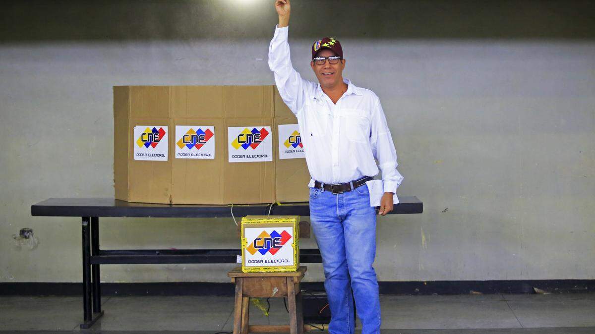El candidato Henri Falcón vota el domingo 20 de mayo del 2018 en Caracas.  (AP Photo/Juan Carlos Hernandez)