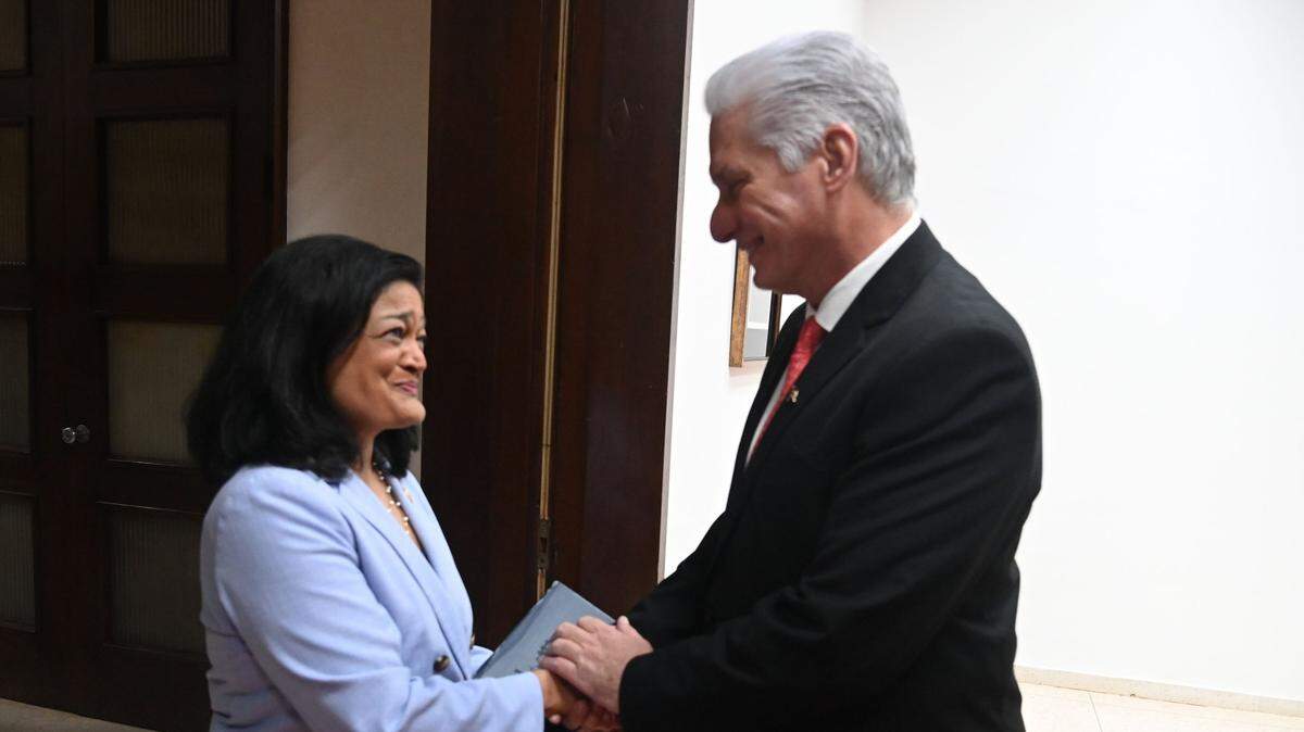 La congresistas demócrata Pramila Jayapal es recibida por el gobernante cubano Miguel Díaz-Canel, en esta foto que el líder publicó en su cuenta de X el lunes, 6 de abril de 2026.