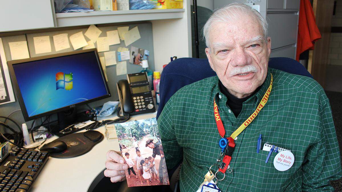 Bob Hall fue uno de los primeros pacientes en ser entrevistados para el programa My Life, My Story en el William S. Middleton Memorial Veterans Hospital en Madison, Wisconsin en 2014. “Nunca antes había experimentado algo así en un hospital”. Hall dijo. Hall sostiene una fotografía de sí mismo jugando con niños en un pueblo de Vietnam durante su tiempo como infante de marina.