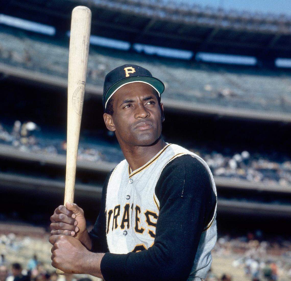 Cuando se habla del mejor pelotero latino siempre se ha mencionado a Roberto Clemente, pues el puertorriqueño representó la excelencia dentro y fuera del campo deportivo.