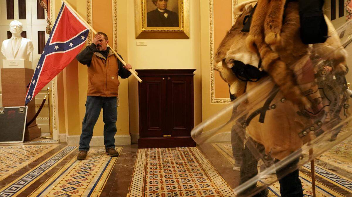 Las banderas confederadas ondeaban en la sede de la democracia estadounidense.
