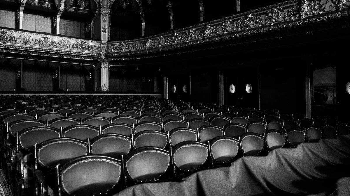 La policía investiga el caso de un hombre que fue encontrado sin vida en la sala de un cine que proyectaba una película de terror, en Lima, Perú.