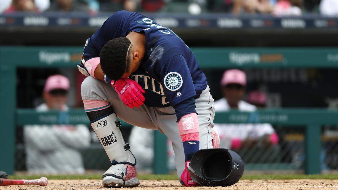 Robinson Canó reacciona tras ser golpeado por un lanzamiento de Blaine Hardy, de los Tigres de Detroit, en el tercer inning del partido celebrado el 13 de mayo de 2018.