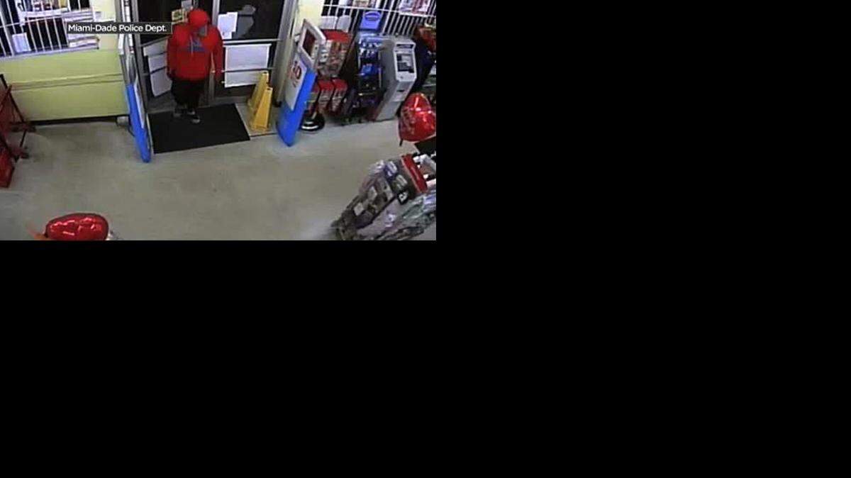 Las cámaras de vigilancia captaron el momento en que un hombre armado entraba en el negocio, localizado en el 9320 NW 27th Avenue, poco después de las 9 p.m. en enero.