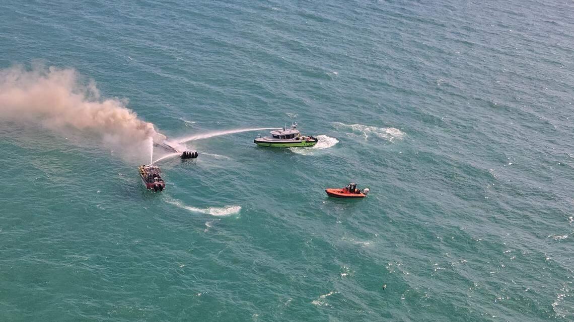 Bomberos sofocan incendio de una embarcación de 40 pies frente a Miami Beach