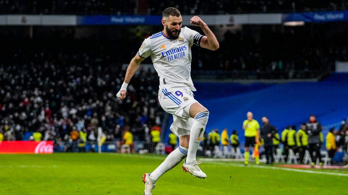 Karim Benzema consiguió un doblete este sábado que lo convirtió en el cuarto futbolista en la historia del Real Madrid que supera las tres centenas de tantos.