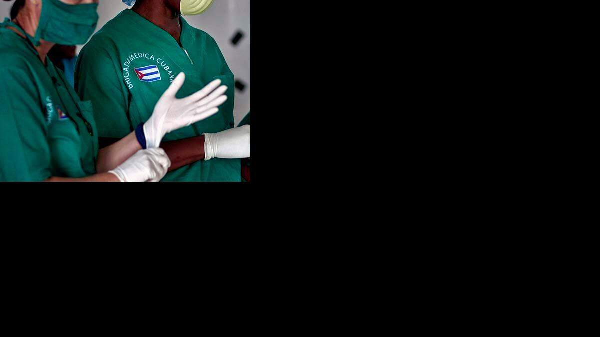 Una brigada médica cubana presta servicio en Haití, en enero del 2011. Dos enfermeras cubanas fueron agredidas brutalmente en un poblado costero de Jamaica, reportaron las autoridades sanitarias el lunes 30 de marzo. 