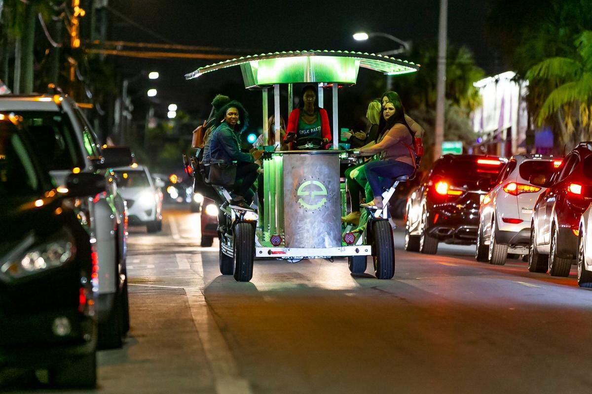 Los colores también distinguen los Cycle Party que sirven de transporte en Wynwood.