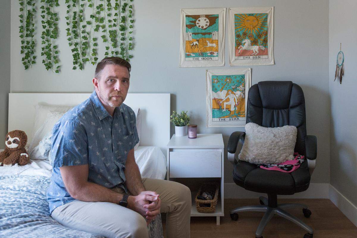 Lee Stonum se sienta en la cama de su hija en su habitación, que ha dejado intacta desde su muerte el 11 de febrero de 2022. “Nos comunicamos por mensajes de texto el 8 de febrero, y estaba alerta y despierta”, dijo Stonum. “Luego dio un giro de 180 grados”.