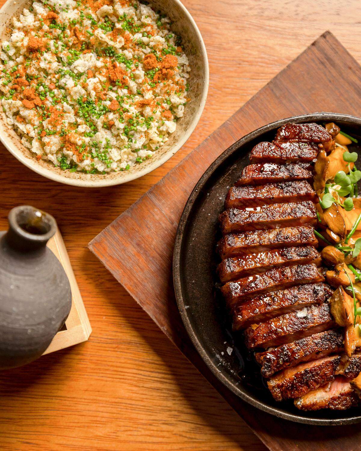 Osaka Nikkei Miami, ubicado en Brickell, ofrece una experiencia multisensorial como el Umi & Riku Nigiri y Otosan Steak, preparado con filete USDA Prime NY, champiñones, teriyaki de trufa balsámica y puré de papas con miso.