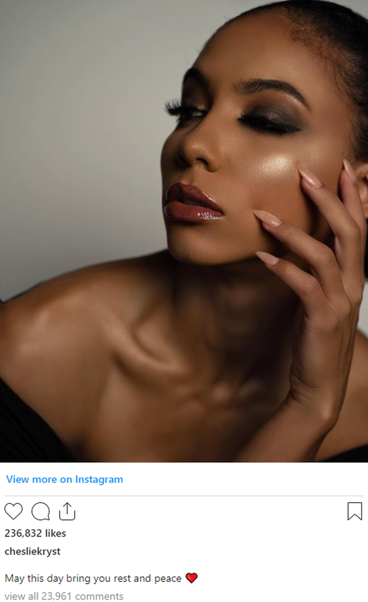 Cheslie Kryst publicó una foto suya con un mensaje en Instagram antes de su muerte: “Que este día te traiga descanso y paz”.