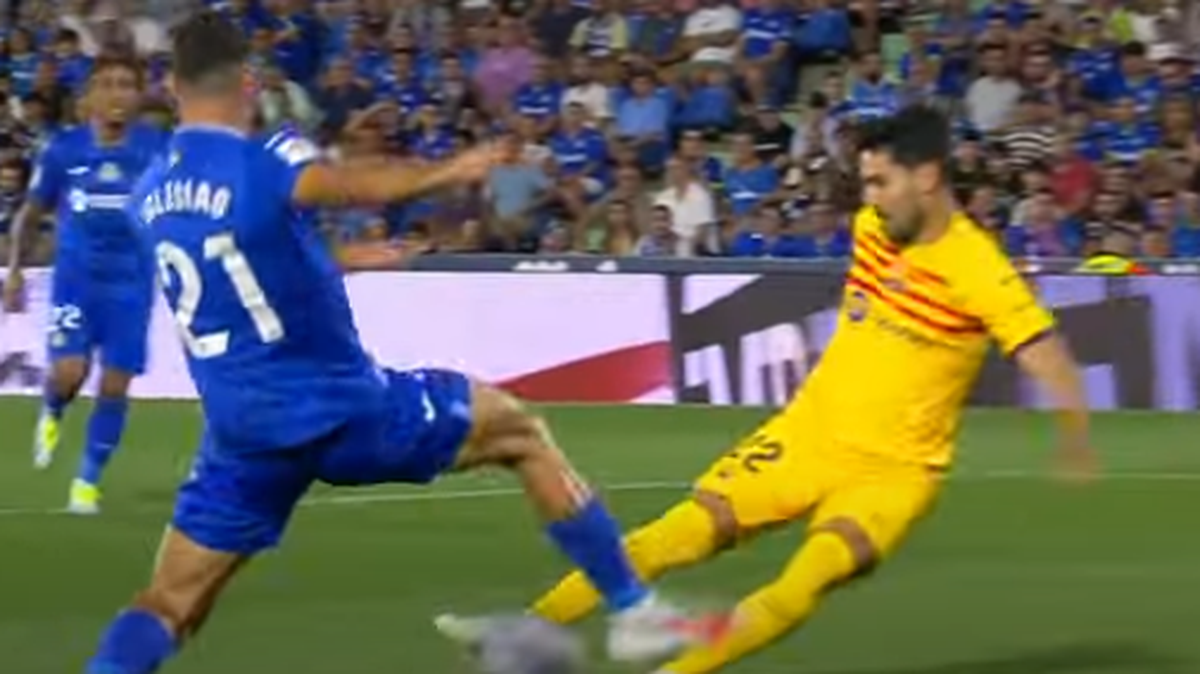 El campeón vigente Barcelona se enredó tras sufrir la expulsión del extremo brasileño Raphinha en el primer tiempo y tropezó en su primera salida a escena de la temporada en la Liga española, conformándose el domingo con el empate 0-0 de visita al Getafe.