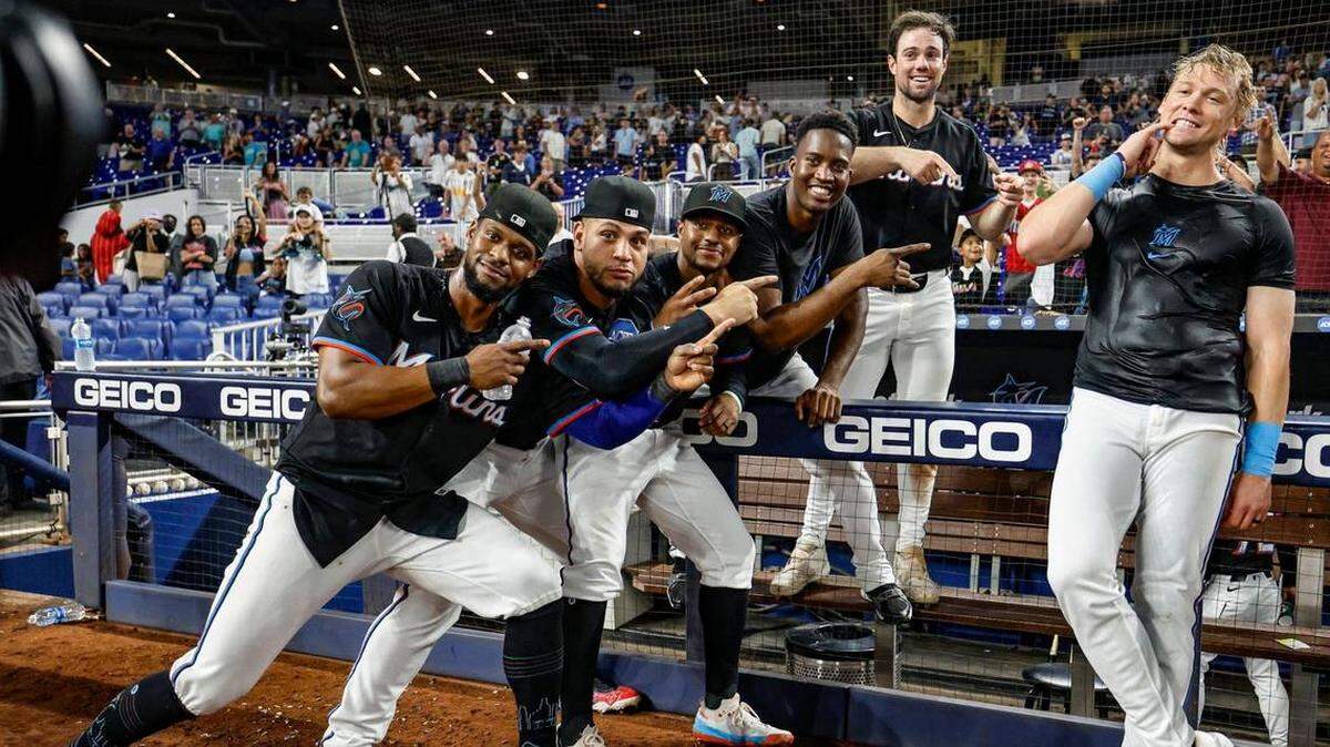 Compañeros de los Miami Marlins celebran la victoria con Kyle Stowers (28), a la derecha, después del partido. Stowers bateó un jonrón en una bola volante al jardín derecho trayendo a Javier Sanoja (46) a anotar en la 10ma entrada contra los Reales de Kansas City en el parque loanDepot en Miami, Florida, el viernes 18 de julio de 2025.