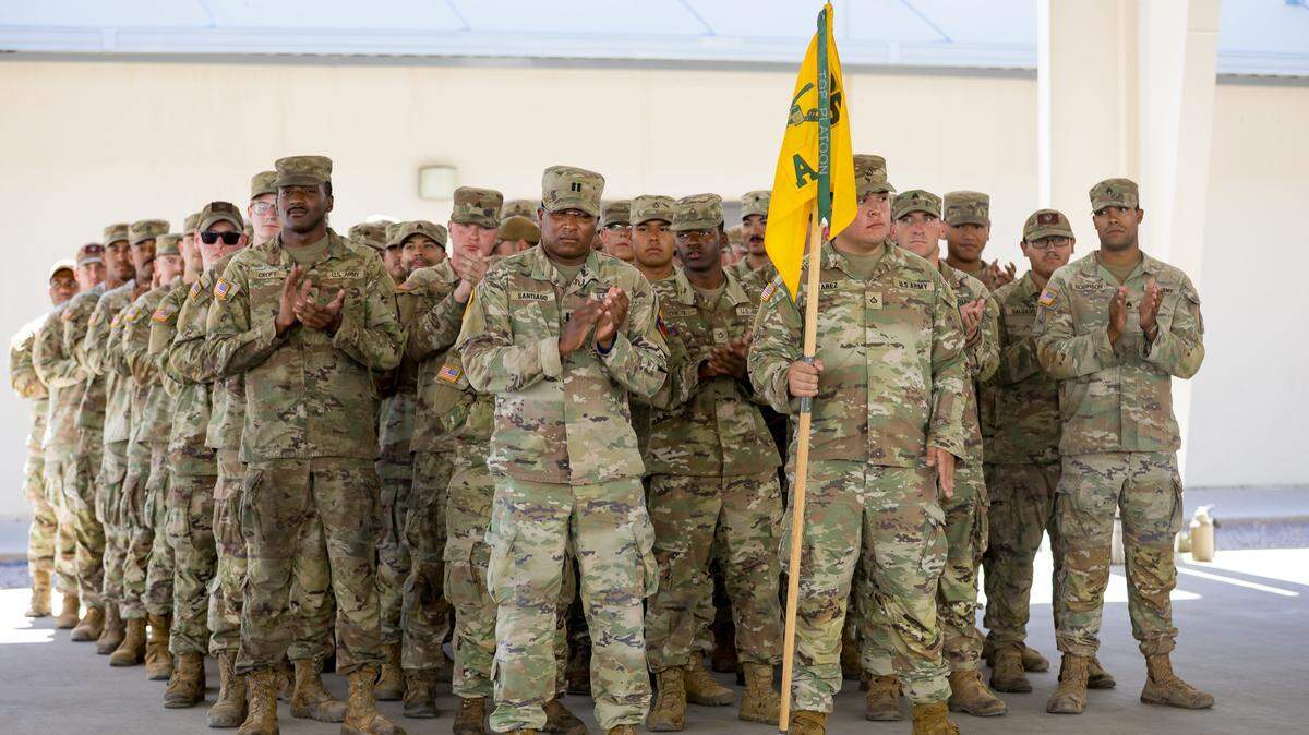 Soldados del Ejército de Estados Unidos participan en un evento en Fort Bliss, Texas, el 25 de julio de 2025.