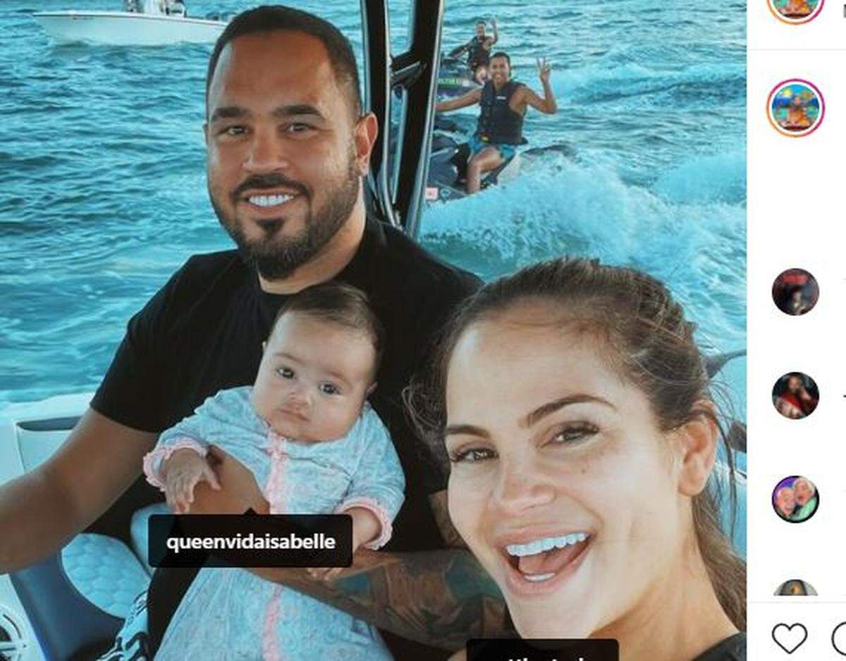 Natti Natasha junto a su esposo Raphy Pina y la pequeña Vida Isabelle