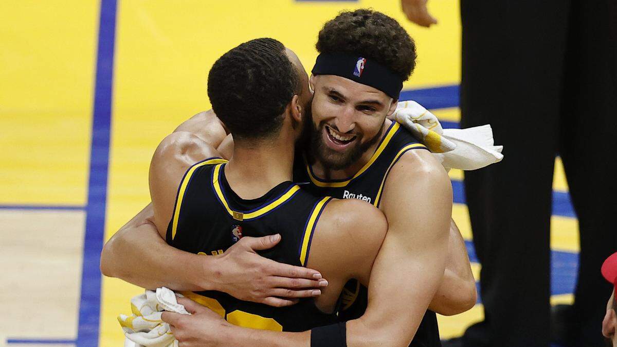 Los jugadores de los Warriors Klay Thompson (der.) y Stephen Curry celebran tras el triunfo ante los Mavericks de Dallas, en el partido celebrado el 26 de mayo de 2022 en San Francisco.
