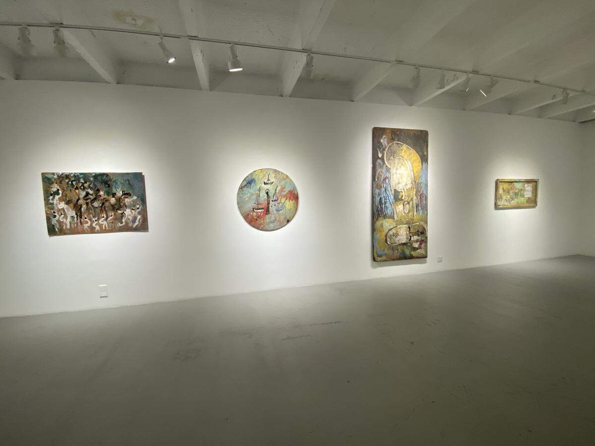 Exposición individual “Purvis Young: A Visionary of Miami’s Cultural Identity”, obras de la muestra en la sala. Pan American Art Project, Miami, 2025.
