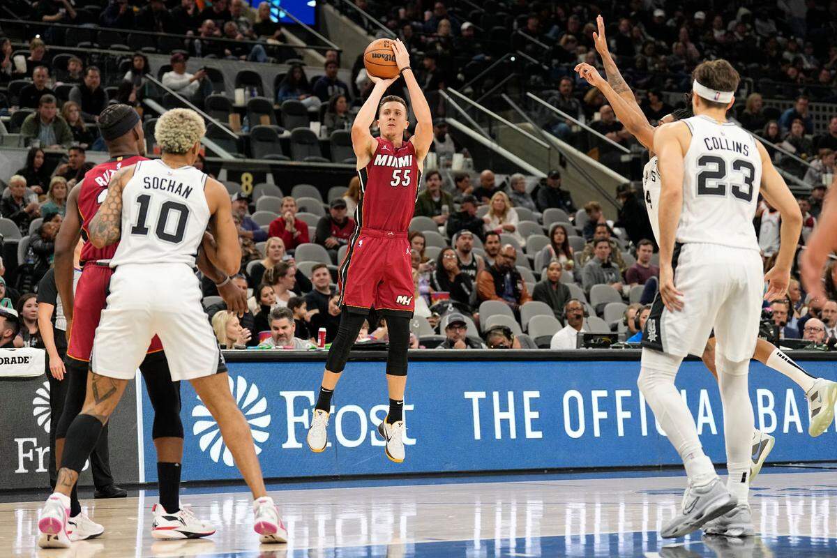 El jugador del Heat de Miami Duncan Robinson lanza un triple ante la defensa de los Spurs, en el partido celebrado el 12 de noviembre de 2023 en San Antonio.
