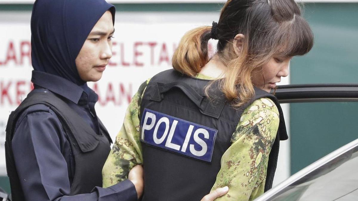 Doan Thi Huong, de 28 años, detenida en relación con la muerte de Kim Jong-Nam, es escoltada por un oficial de policía de Malasia el 9 de octubre de 2017.