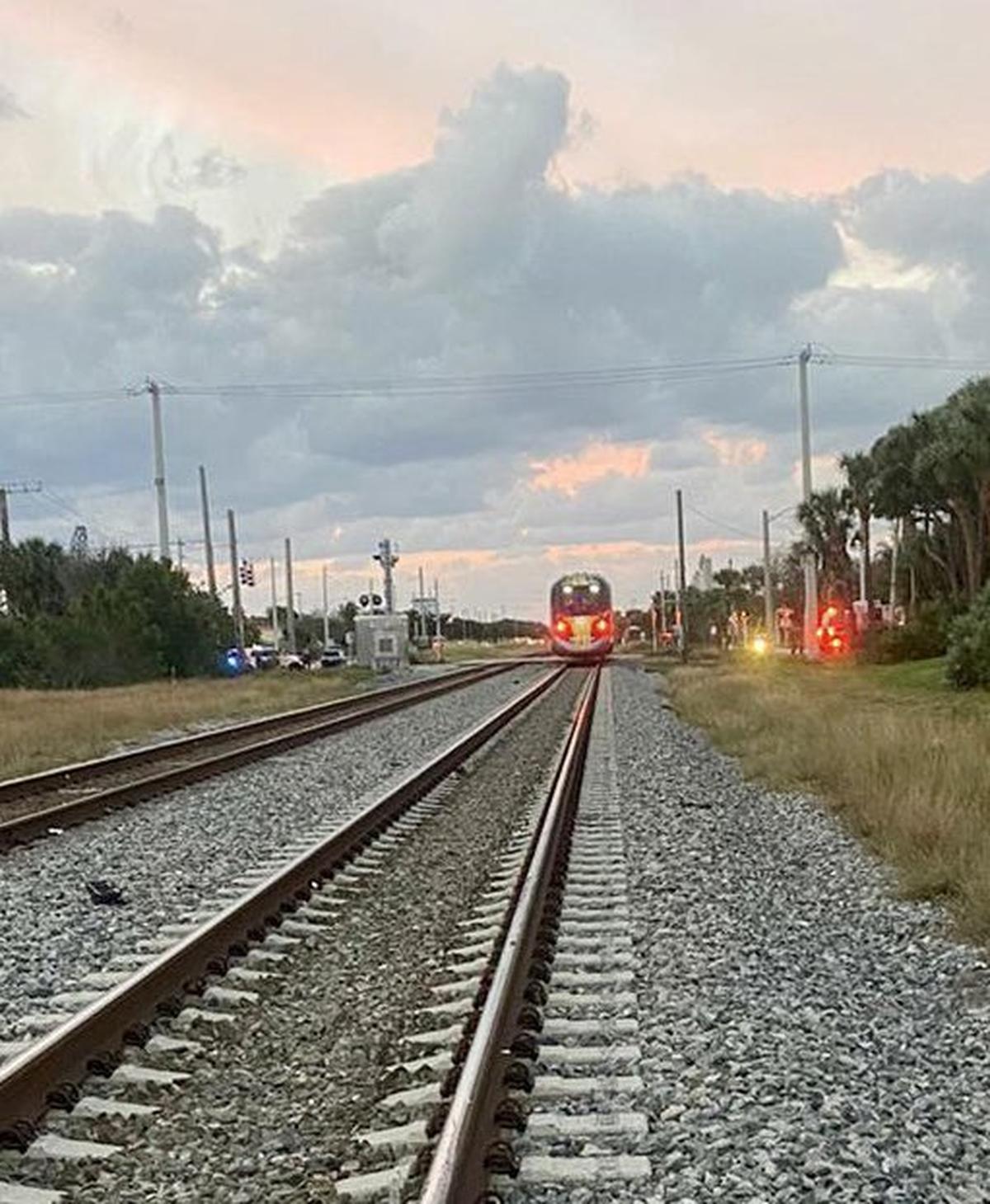 Una mujer y su bebé lograron salir de un automóvil justo antes de que un tren de Brightline chocara con el vehículo en Delray Beach, en el sureste de la Florida, el 15 de febrero de 2022.