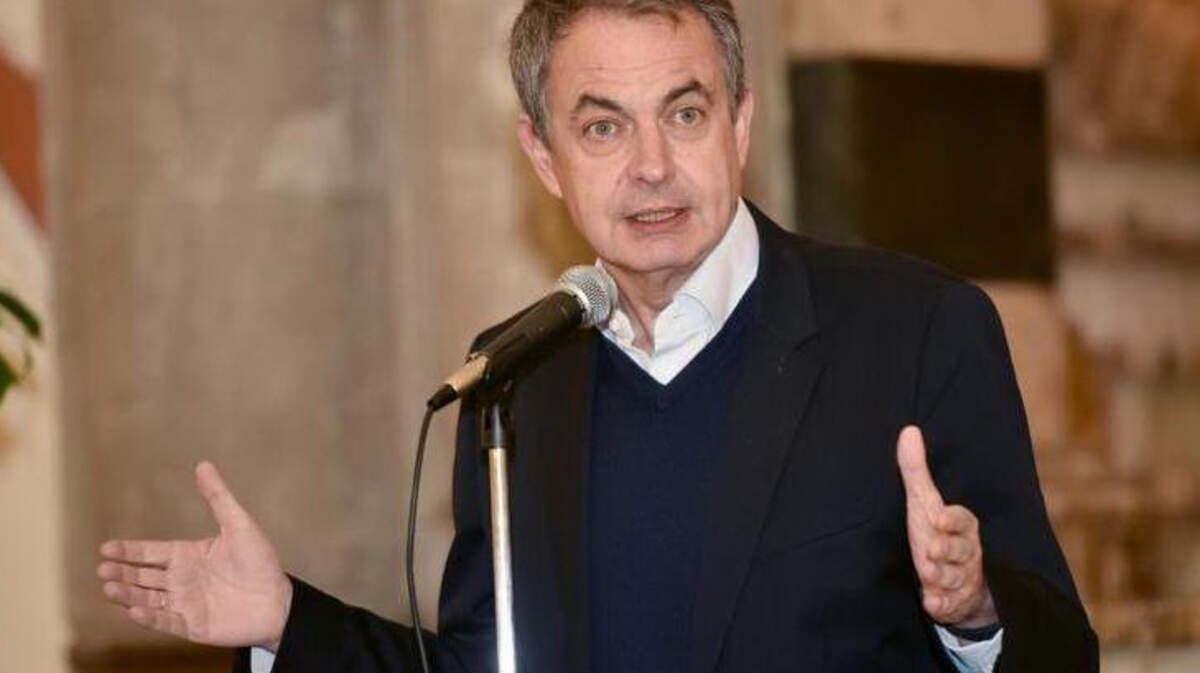 Fotografía cedida por ABI (Agencia Boliviana Información) muestra al ex presidente del Gobierno español José Luis Rodríguez Zapatero mientras habla en rueda de prensa hoy, domingo 24 de junio de 2018, en el Palacio de Gobierno de La Paz (Bolivia).