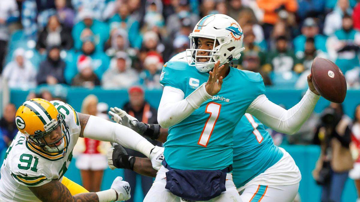 Cuando le preguntaron a Mike McDaniel qué papel jugarán las conmociones cerebrales recientes en la decisión de ejercer la opción de quinto año del contrato de Tua Tagovailoa, el entrenador de los Dolphins respondió que la organización está “teniendo en cuenta todo”.