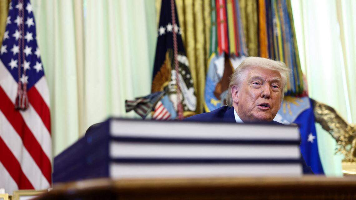 Trump firma un decreto para facilitar el despido de 8,000 empleados federales