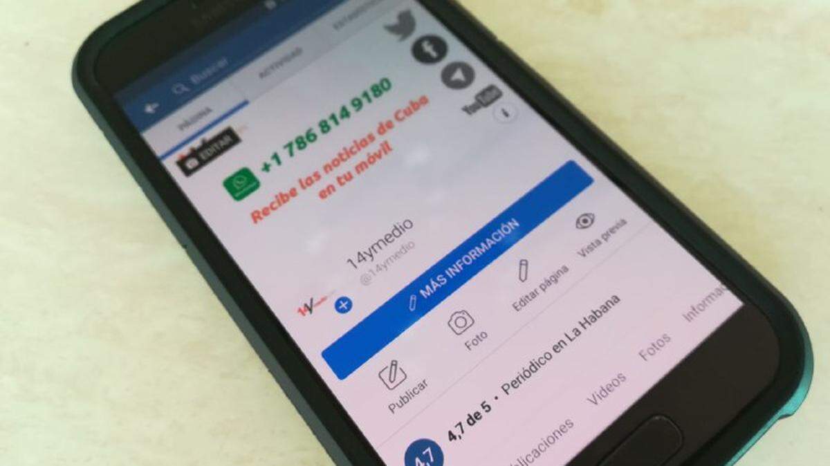 Un usuario navega en internet desde el móvil en La Habana, Cuba, este martes.