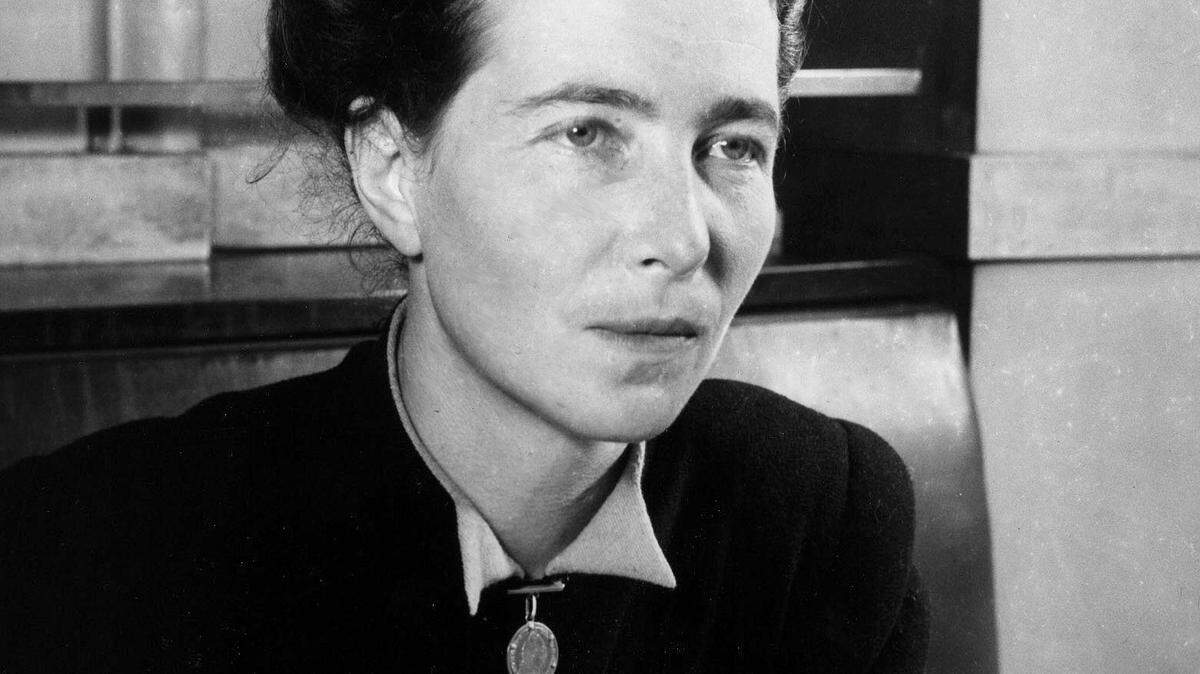 La escritora francesa Simone de Beauvoir, una de las líderes femenistas del periodo de la postguerra, sobre todo con la obra ‘El segundo sexo’, toma unas notas en su despacho de trabajo.