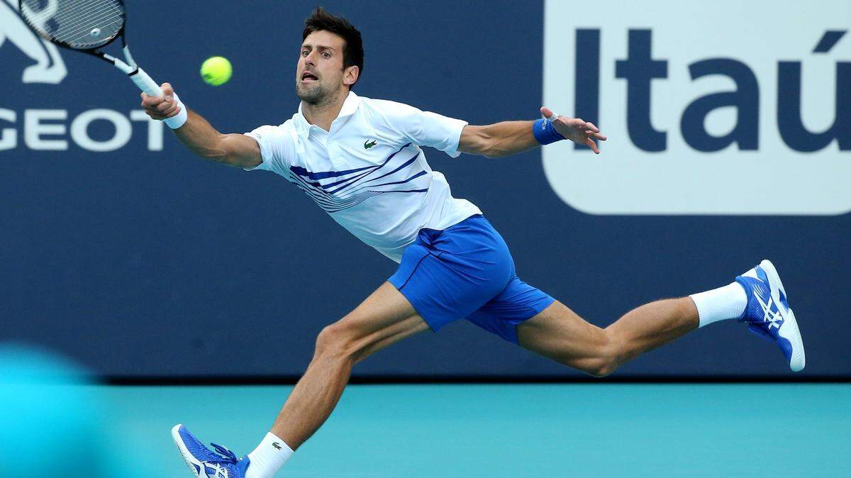 El sebio Novak Djokovic le retorna la bola al argentino Fererico Delbonis el domingo en el Miami Open en Miami Gardens.