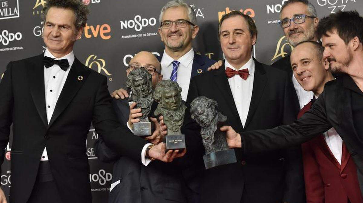 El equipo de la película “Campeones” posa con sus premios durante la gala de entrega de los Premios Goya 2019, que se celebró el sábado 2 de febrero del 2019 en el Palacio de Exposiciones y Congresos de Sevilla, España. (EFE / Raúl Caro)