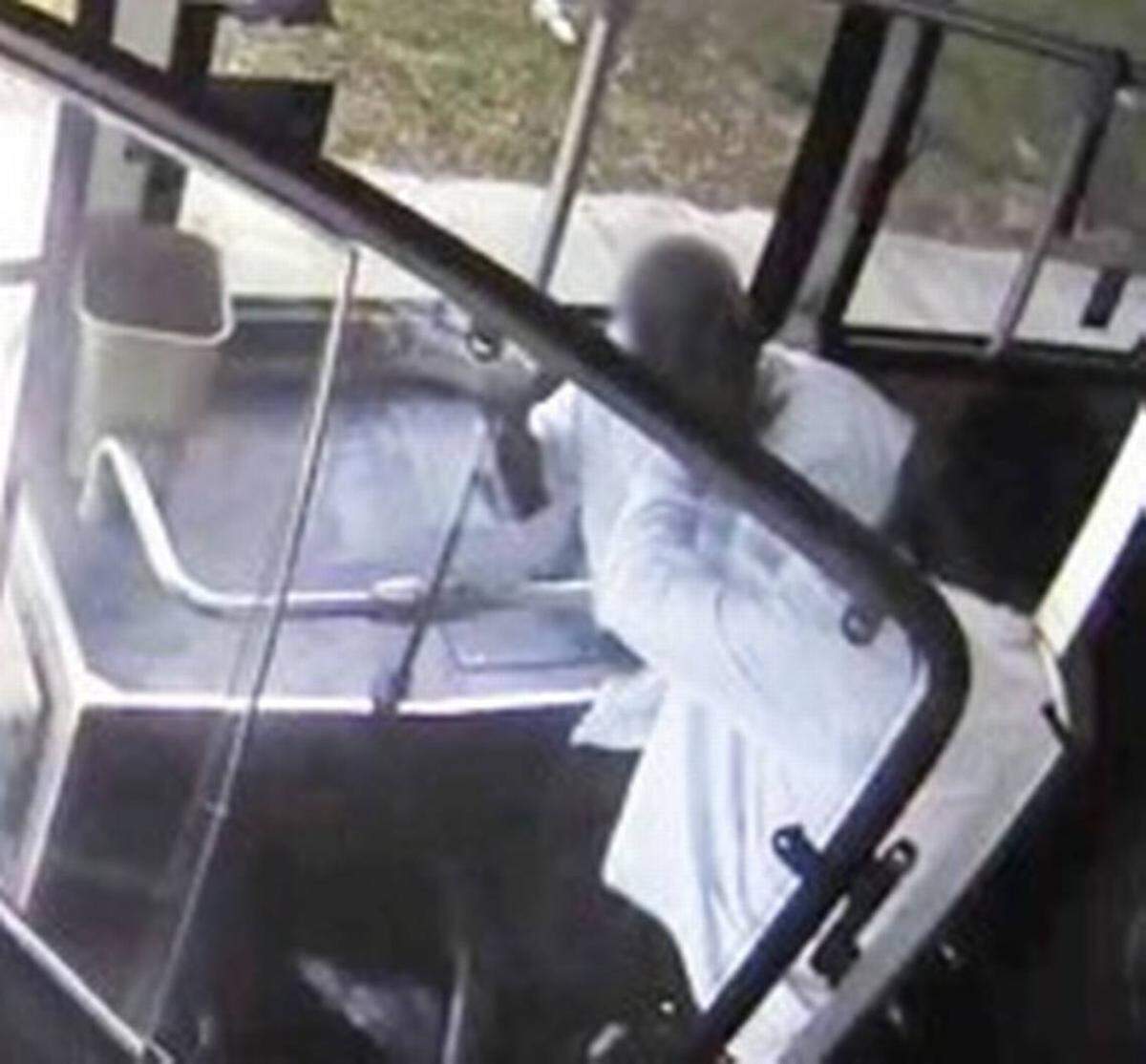 Detectives de la policía de Broward afirman que en la fotografía aparece un hombre golpeando a un anciano a bordo de un autobús el 5 de marzo de 2025, antes de robarle su teléfono celular. 