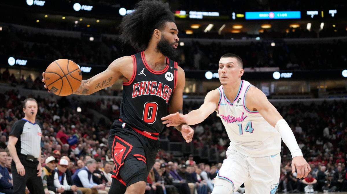 El jugador de los Bulls Coby White entra al aro ante la marca de Tyler Herro, del Heat de Miami, en el partido celebrado el 9 de abril de 2025 en Chicago.