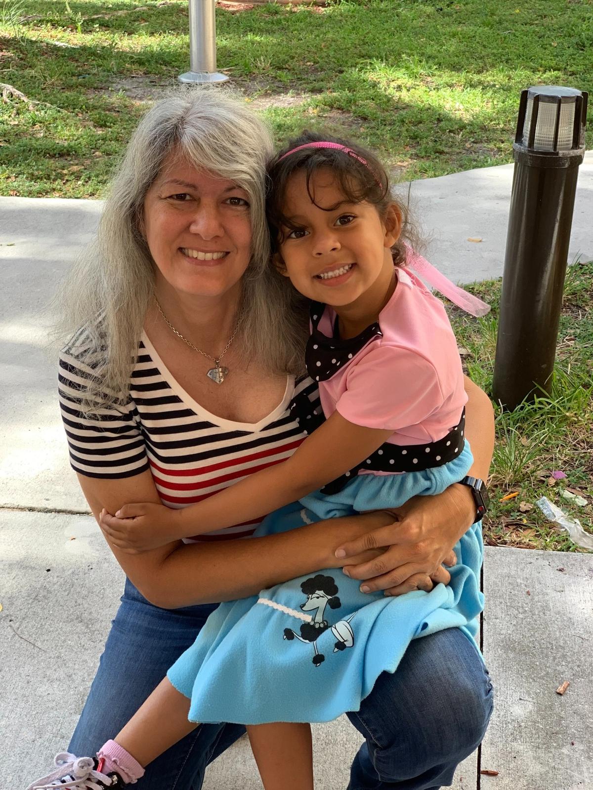 Jessica Lam y su pequeña nieta