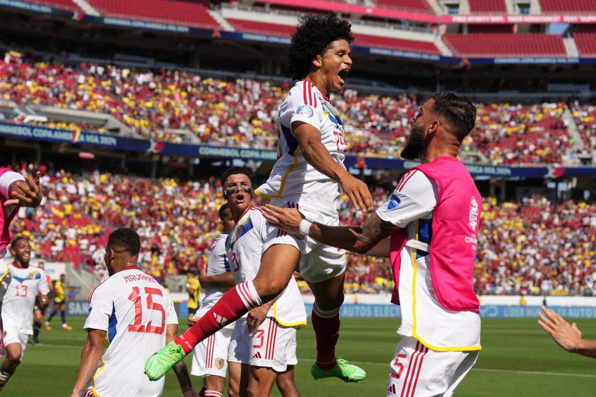 El delantero de Venezuela Eduard Bellos celebra con su compañero de equipo Jhon Chancellor tras anotar un gol ante Ecuador, en el partido de la Copa América celebrado el 22 de junio de 2024 en Santa Clara, California.