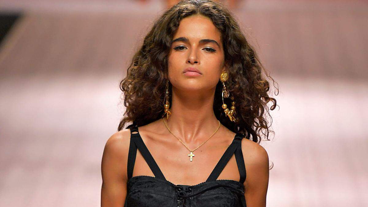 La pasarela dictó sentencia y la ropa imprescindible para el 2024 serán: vestido negro ajustado, abrigo bata, americana con hombros marcados, minifalda y pantalón-braga.