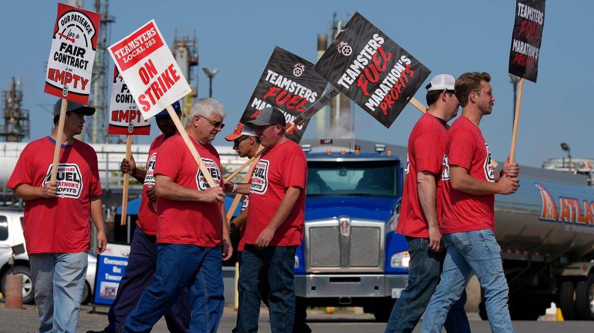 Miembros del sindicato Teamsters Local 283 marchan frente a la refinería Marathon Petroleum Detroit el miércoles 24 de agosto de 2024, en Detroit, Michigan.