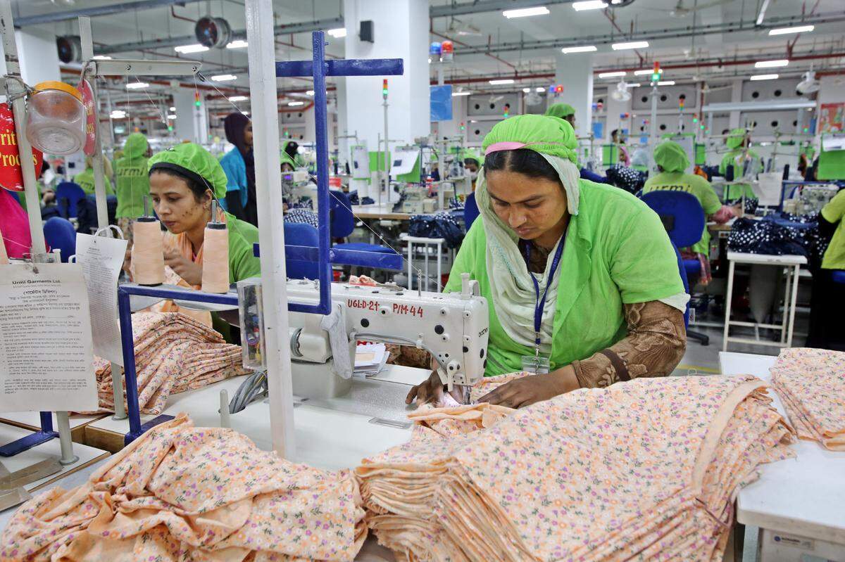 Una trabajadora de confección trabaja en una fábrica textil en Daca, Bangladesh, el 21 de diciembre de 2023. Las fábricas textiles bangladesíes producen prendas de vestir que abastecen a las marcas más importantes del mundo y representan el 84% de las exportaciones totales del país.