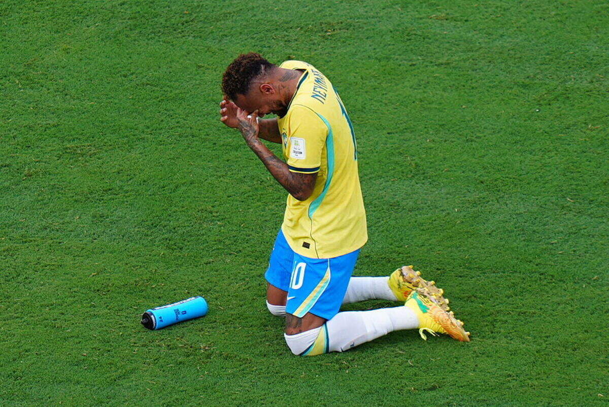El astro de Brasil Neymar llora tras la derrota de su equipo ante Noruega en los octavos de final de la Copa Mundial, en el partido celebrado el 5 de julio de 2026 en East Rutherford, Nueva Jersey.