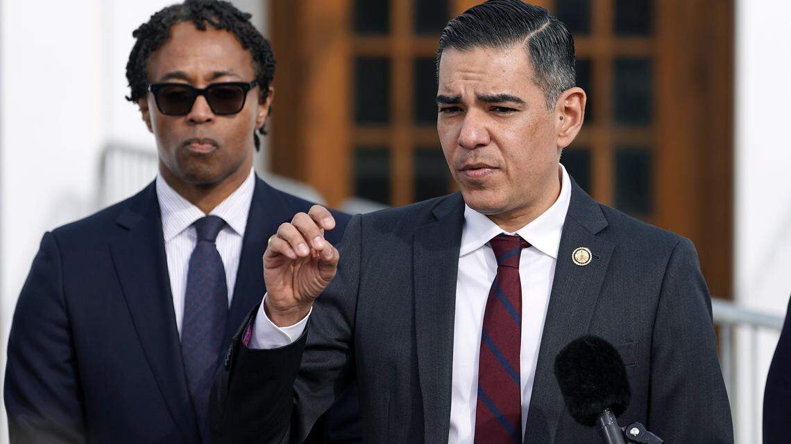 El representante estadounidense Robert García (demócrata por California) habla con la prensa mientras la exsecretaria de Estado Hillary Clinton testifica en una declaración a puerta cerrada ante el Comité de Supervisión de la Cámara de Representantes en el Chappaqua Performing Arts Center el 26 de febrero de 2026 en Chappaqua, Nueva York.