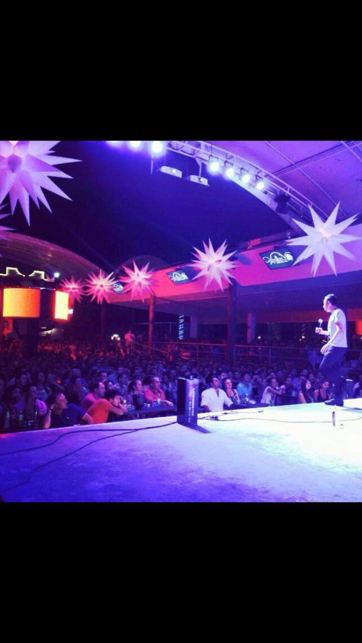 Conocido por su alías “el nené” en Colombia, Julio Rodríguez no es como otros comediantes tradicionales de América Latina. Sube al escenario vistiendo unos jeans oscuros y una de sus muchas camisetas de rock ‘n’ roll en una presentación en el teatro ‘La Tribu’ en Ibagué, Colombia