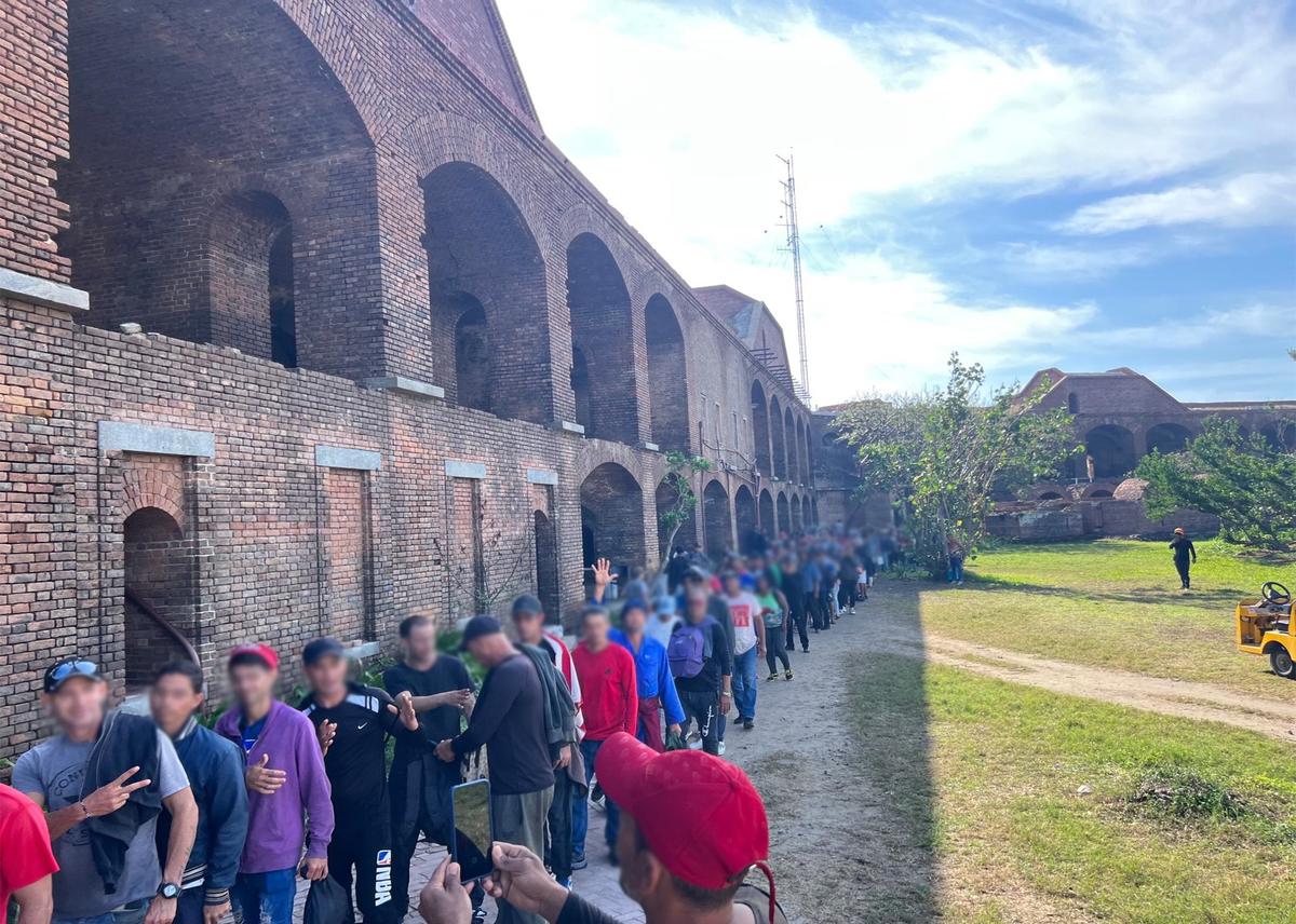 Un total de 337 cubanos que se encontraban en el parque nacional Dry Tortugas fueron enviados el 5 de enero de 2023 a Cayo Hueso, Florida, en un barco de los guardacostas.