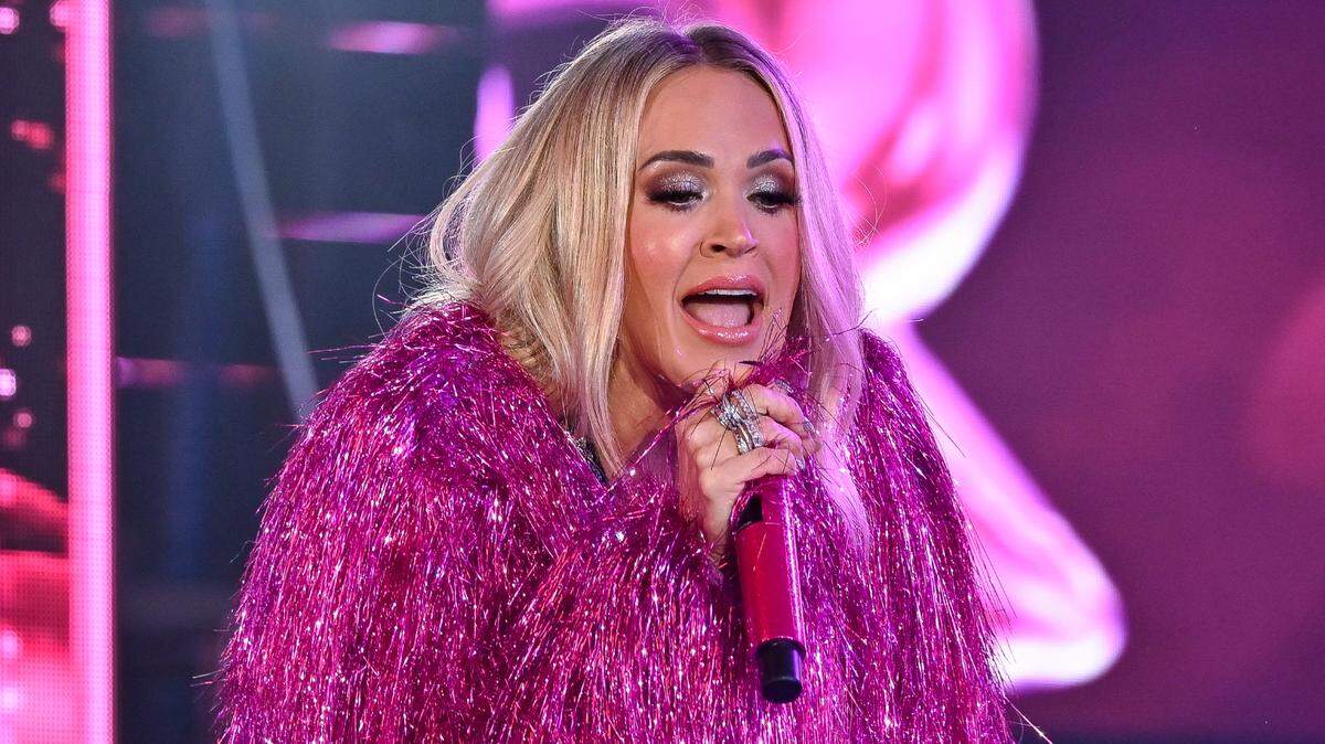 Carrie Underwood se presenta durante las celebraciones de Año Nuevo en Times Square, Nueva York, el 31 de diciembre de 2024.