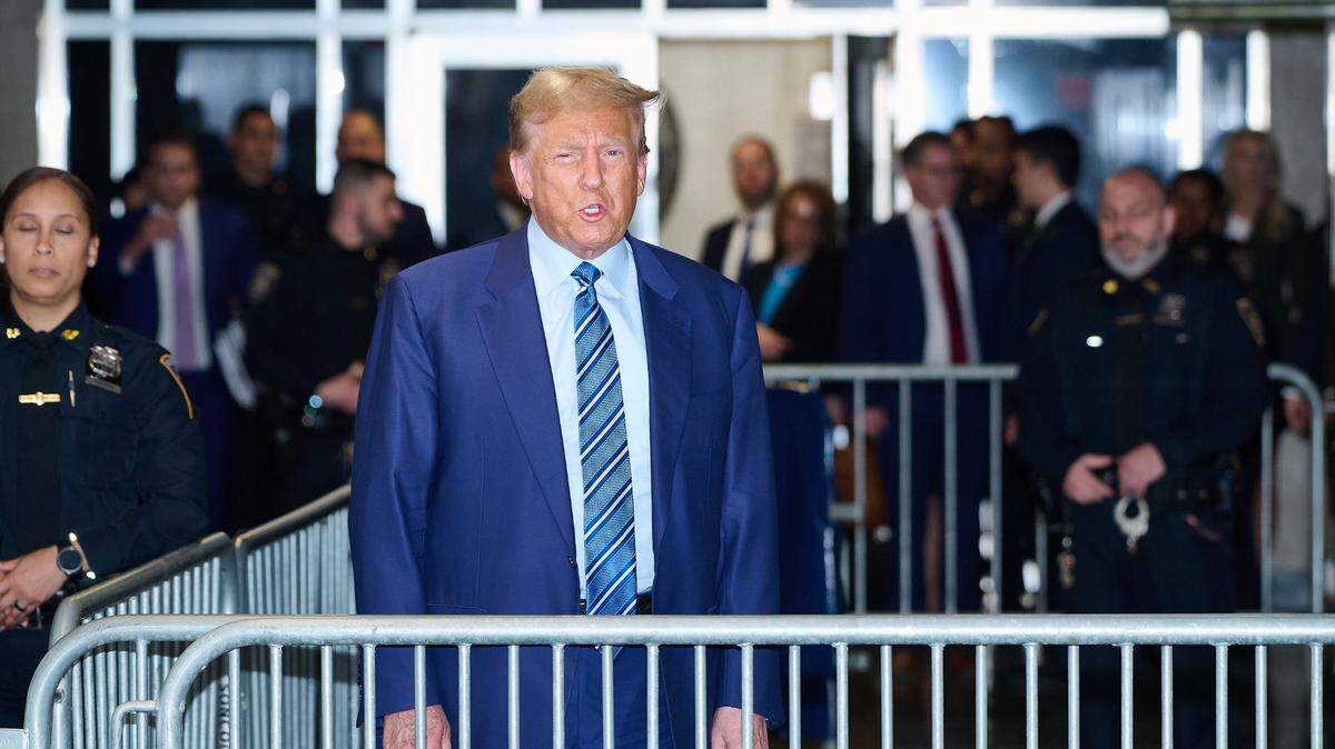 El expresidente Donald Trump salió este martes del tribunal de Nueva York y se reunió con un grupo de bodegueros (dueños de tiendas de barrio), en su mayoría latinos, afectados por una ola de robos y violencia que ha costado la vida a trabajadores y clientes.