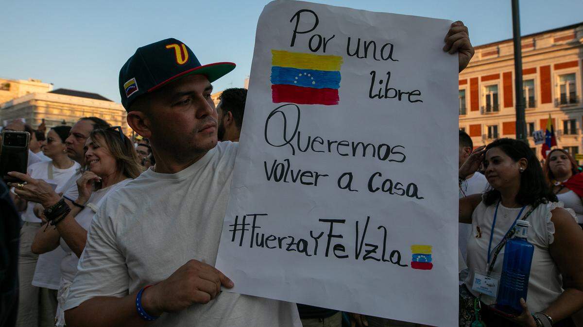 Un residente venezolano en España participa en una protesta en la Puerta del Sol, en Madrid, el sábado 3 de agosto de 2024.