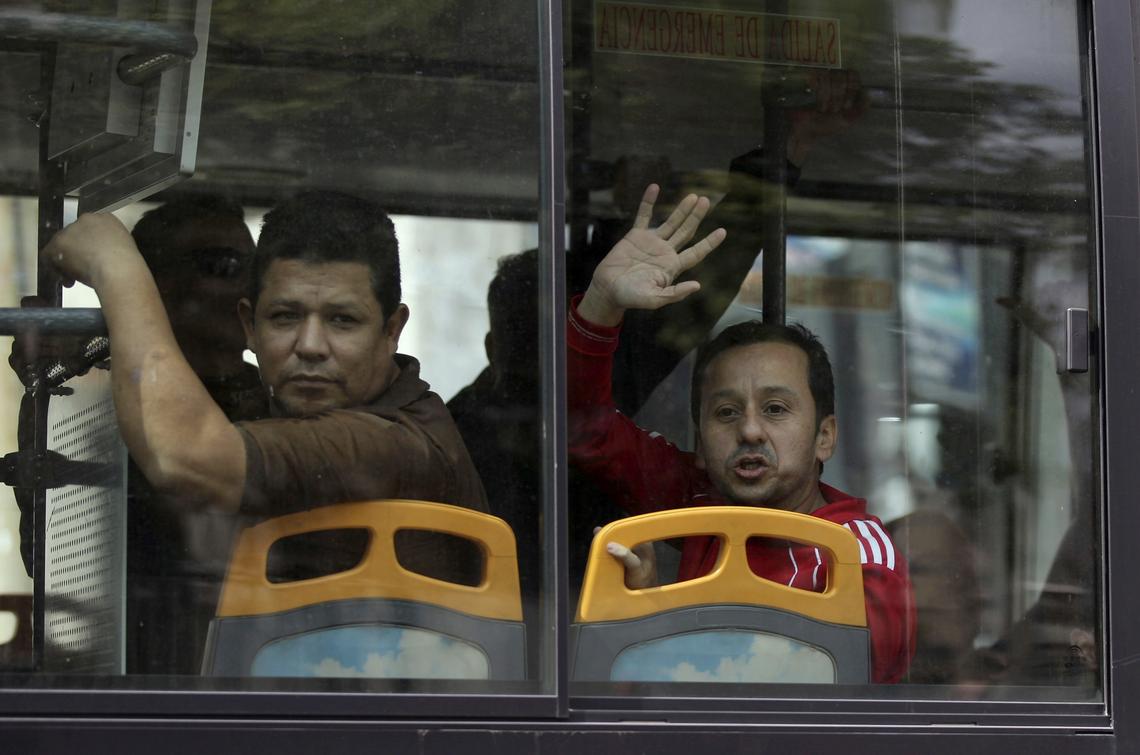 Prisioneros prolíticos liberados el 1 de junio del 2018 por el régimen de Nicolás Maduro saludan a los amigos y familiares que los esperaban a la salida del Helicoide, en Caracas.