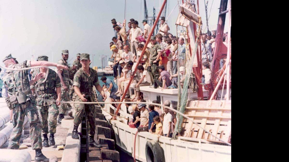 El barco Big Bruce se detiene en el Key West Marina el 11 de mayo, el día más ocupado del éxodo del Mariel cuando 4588 refugiados llegaron a bordo de 58 embarcaciones. Miembros de la Guardia Nacional asistieron a los pasajeros.