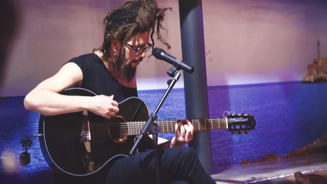 Kamankola, el artista cubano que le sostuvo el paso a Alejandro Sanz, y sus ‘Akapelas’ del corazón