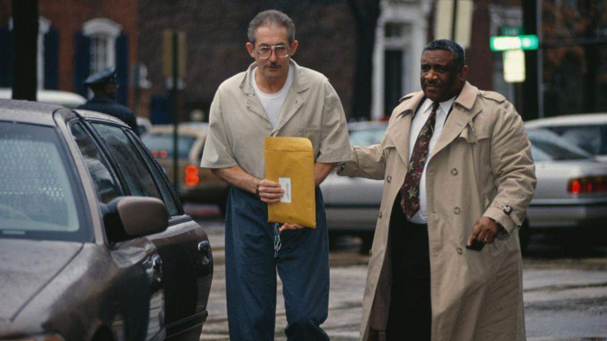 Aldrich Ames, el agente de la Agencia Central de Inteligencia de Estados Unidos (CIA) que fue sentenciado a cadena perpetua por venderle secretos a Moscú, murió el lunes en custodia, reportaron las autoridades estadounidenses.