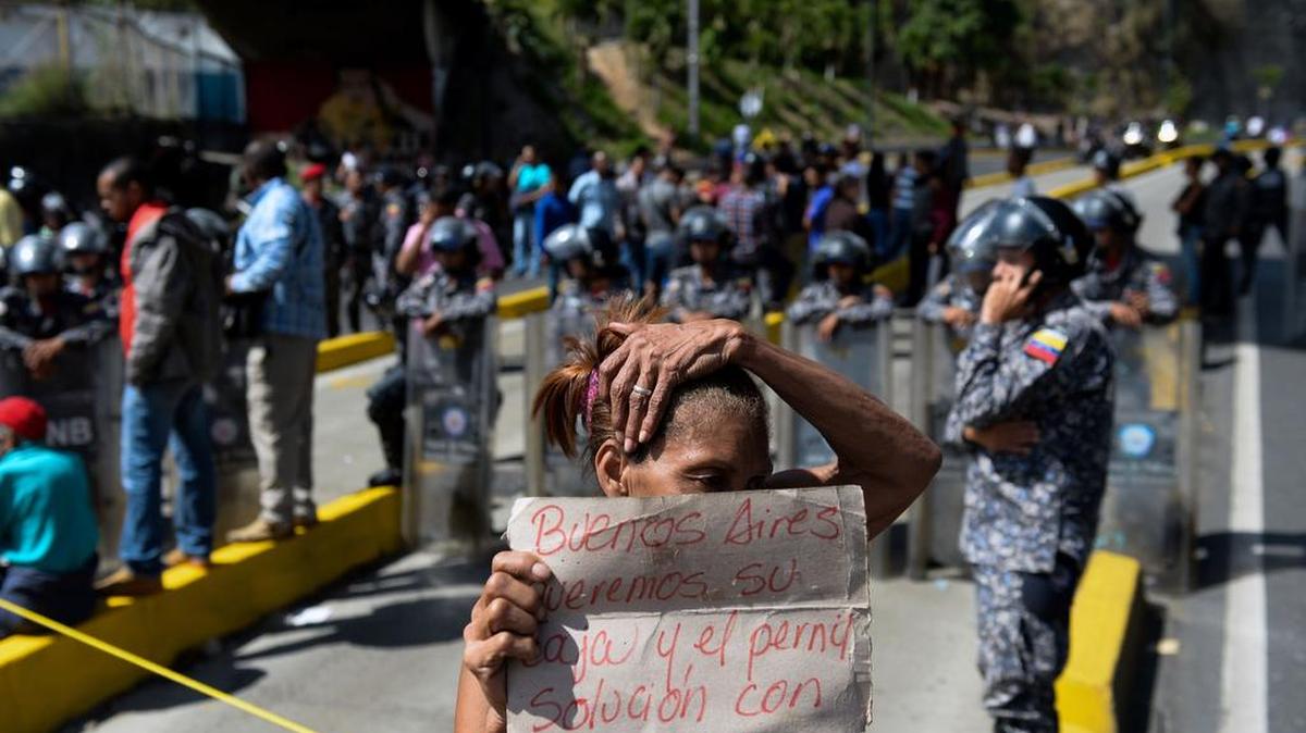 No han parado de convocarse manifestaciones ante la escasez de comida en Venezuela y el incumplimiento del gobierno de Nicolás Maduro de entregar perniles de cerdo a 6 millones de hogares. Imagen del 28 de diciembre del 2017 durante una protesta en Caracas.